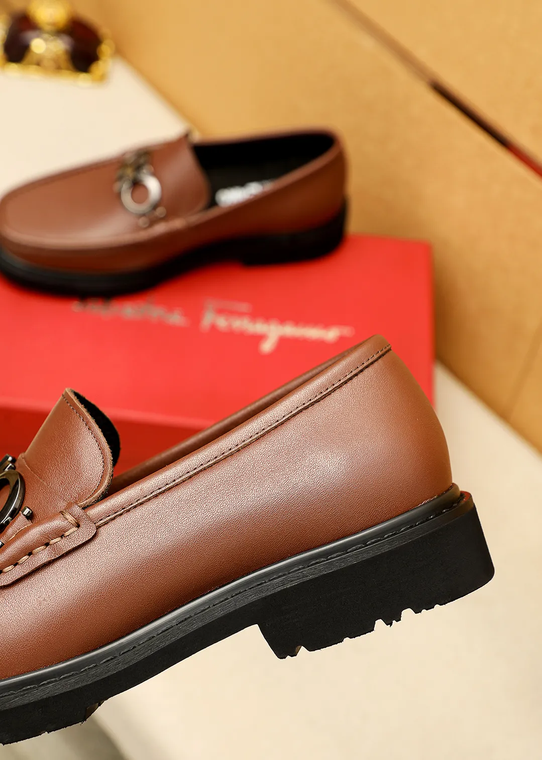 Men's shoes 💰520 💐 Product trademark: Ferragamo "Ferragamo" casual leather shoes Regular size: 38-44 (45.46🉑️customized) Product materials: Selected imported first-layer calfskin upper + original hardware buckle, imported water-dyed cow leather lining. Strong three-dimensional visual effect, original outsole color: 2 colors available